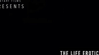 MILF Emily J tears her pantyhose to rub her twat