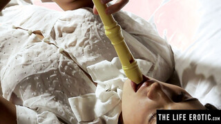 Pretty Melena A fingers her perfect muff