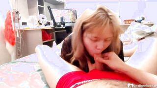 Teen babe displays her amazing meat sucking skills