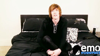 Sean Taylor jerks off his shaft & plays with his anus