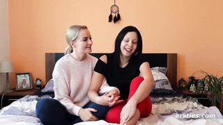 Ersties - Heiße lebische POV Action mit Julia P. & Victoria