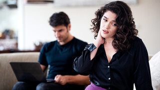 Hung IT called by big ass Latin MILF to get her laptop fixed