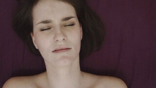 Amateur Hottie Reaches Her First Snatch Orgasm