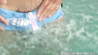 Muscle dude Roger seduces his fans in a naked warm up