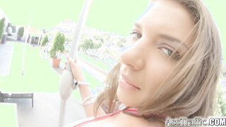 Curvy booty babe in closeup assfucking action