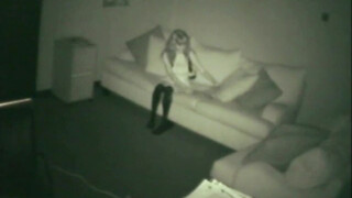 cam babe masturbates on the couch