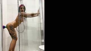 Inked teen gril fucking her sex toy in the shower
