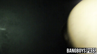 Muscle twink sucking big hard prick & swallowing warm cum