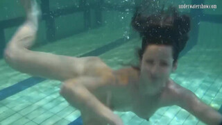 Babes swim strip & have fun underwater