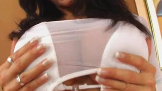 Bianca's tits bounce & she uses toys in her beaver