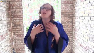 American wifey shows off her big ass & works her wet cunt