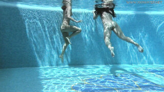 American &  Russian chicks Jessica & Lindsey