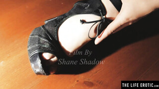 Dazzling blonde Jenny A plays with her trimmed beaver