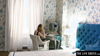 Fabulous Emma O pushes a big black dildo in her beaver