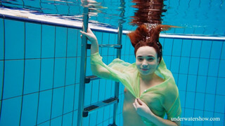 How sexy Nina Mohnatka is underwater with her juicy body