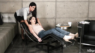 Lusty lesbian shrink tries out beaver stimulating therapy