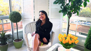 Christina, 30 years old, finds the ideal partner for her sapphic initiation!