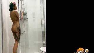 Cam chick uses her parents bathroom for fucking her dildo