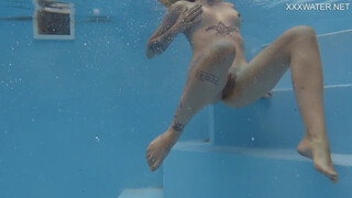 Mimi Cica hottest babe shows naked body underwater