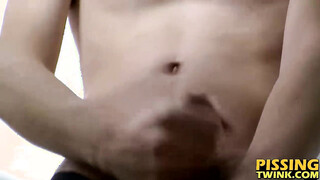 Tyler Haycock loves pissing in his pants & jerking off