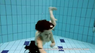 Brunette Kristy is stripping underwater