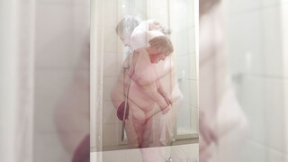 OMAGEIL Thick big breasted mature likes to show her tits & snatch