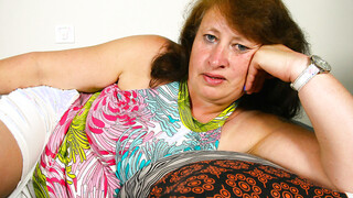 Amateur mature lady squirting & peeing