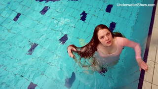 Redhead Simonna showing her body underwater