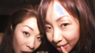 Horny Babe kissing & threesome blowjob