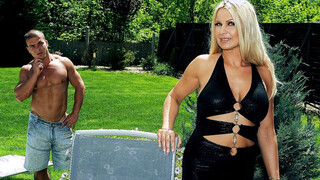 Muscle guy fucks a sexy mature