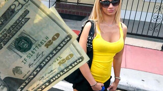 Charming Blondie Gets misleaded on the Bus