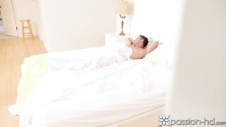 Sexy Ho Athena Faris likes a Great Big Panis