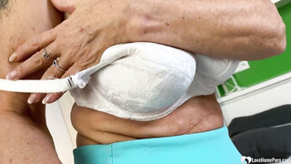 MILF gives a closeup of her cunt