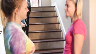 Teen babe masturbates for the camera