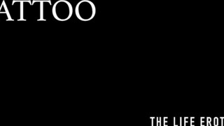 Tatted babe Foxy Sanie rubs her shaved muff while being tatted