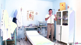 Nymphomaniac MOMMY Seduce Gynecologist To Fuck In Doctors Office