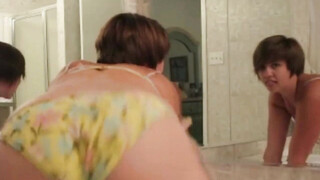 Sexy Blonde Dancing & bouncing Booty