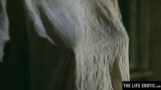 Dashing Victoria Daniels plays with her dripping wet cunt