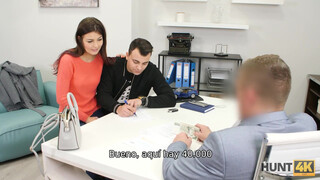 Cameraman meets couple in Prague & offers correct money