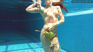 Milf babe Nicole Pearl shaking booty underwater