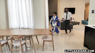 Asian Geisha Ember Snow Hard at Wörk