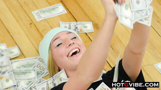 Follow Kendra Sunderland Behind The Scenes