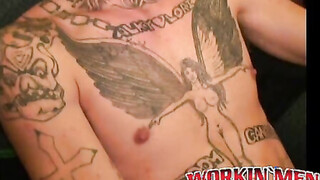 Tatted amateur plays with his prick & comes on his stomach