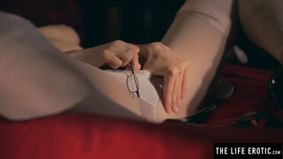 Puffy nippled stepmommy rips through her nylons to masturbate