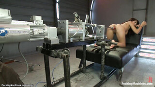 Solo big breasted babe cum on fucking machine