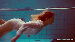 Adorable Melissa plays underwater