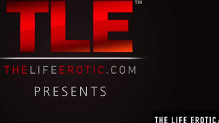 Lavish blonde Cayla fingers her perfect cunt