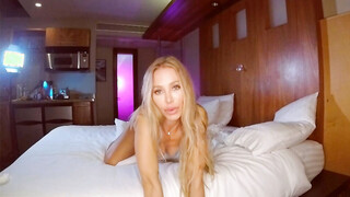 Nicole Aniston Tries Out Her Brand New Dildo!