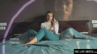 Juicy hottie Mirabella is rubbing cunt while wearing VR headset