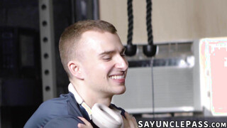 Ryan Jacobs loves the sight of Leo Louis dick while working out